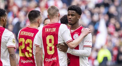 17-jarige Jorrel Hato maakt basisdebuut voor Ajax: check hier de opstelling tegen Emmen
