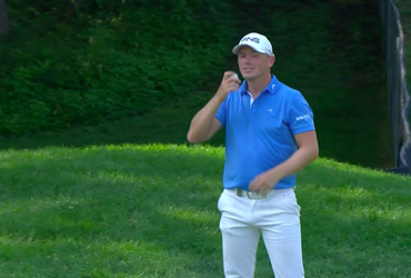 Wallace slaat geweldige hole in 1 en gooit geluksbal het publiek in (video)