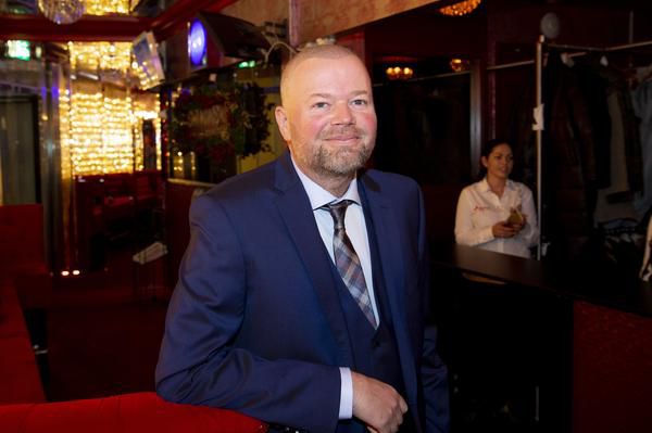 Raymond van Barneveld moet rentree uitstellen