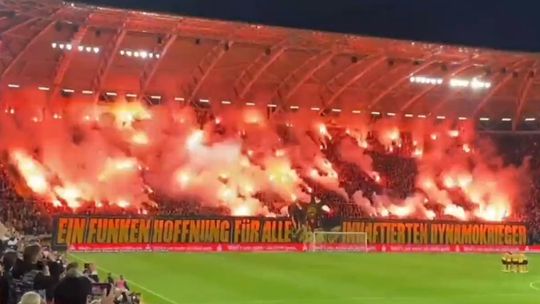 🎥 | Ondertussen in 3. Liga in Duitsland: enorme pyro bij Dynamo Dresden