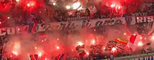 🎥 | Fans van Paris Saint-Germain komen met een ontiegelijke pyroshow bij opkomst spelers