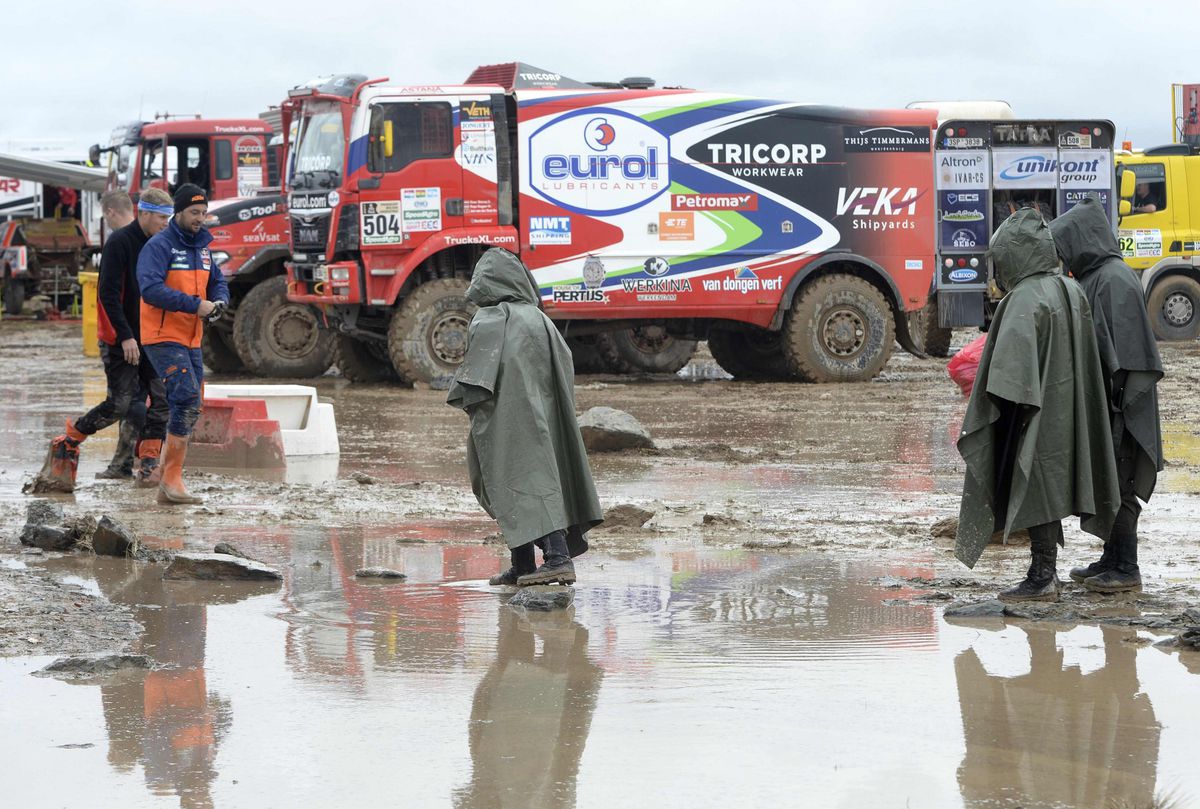 Ontbijtshake: Gaat het Dakar-geweld, met De Rooy aan kop, wel door in de regen?