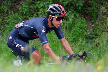 🎥 | Egan Bernal pakt het roze in de Giro op onverhard geitenpad