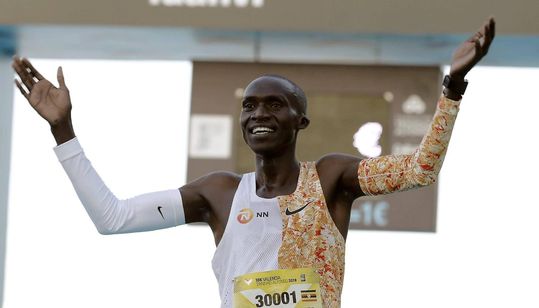 Cheptegei pakt mede dankzij Nederlander record op 10 kilometer
