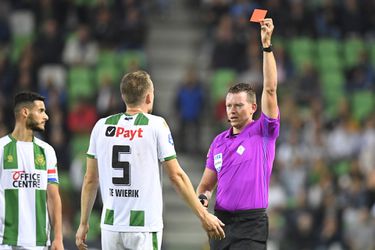 Knotsgek duel in Groningen: Vitesse scoort tegen 9 man niet meer, maar wint wel