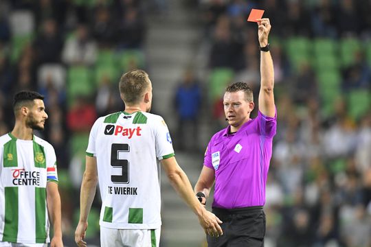 Knotsgek duel in Groningen: Vitesse scoort tegen 9 man niet meer, maar wint wel