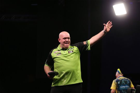 Michael van Gerwen vindt op tijd de juiste versnelling tegen Peter Wright voor plek in de finale