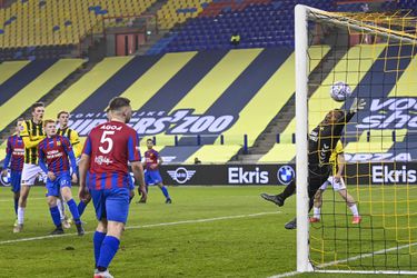 KNVB berekent verlies clubs door coronavirus en roept kabinet op stadions weer te openen voor fans