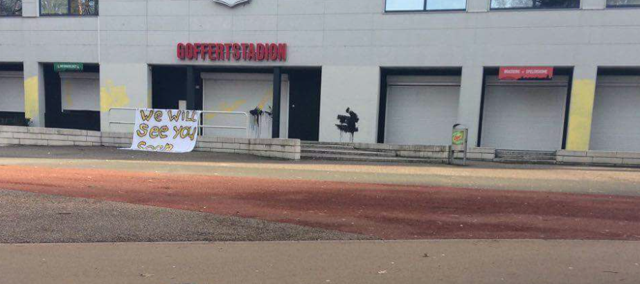 Fans Vitesse bekladden Goffertstadion, club baalt