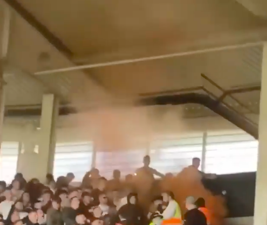 🎥 | Sheffield United-fans en Hull-supporters zoeken confrontatie in het stadion