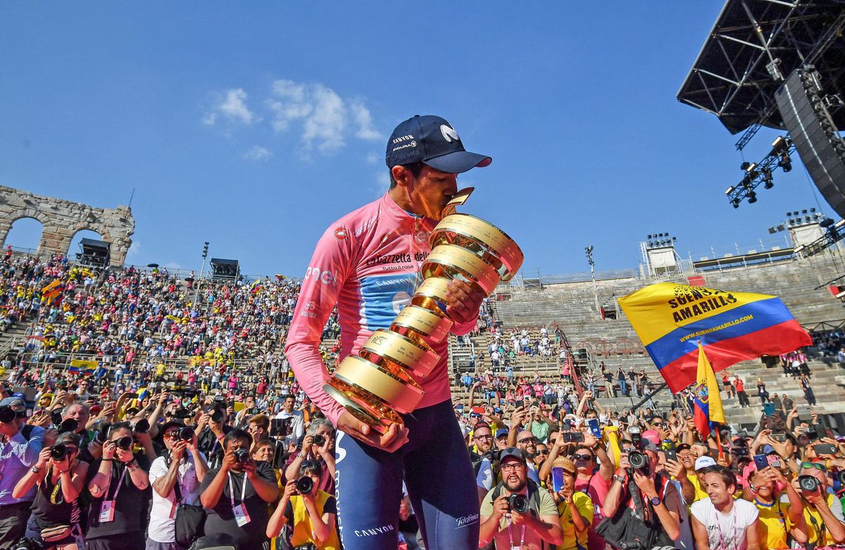 Girowinnaar Carapaz verlaat Movistar en tekent bij Team Ineos meerjarig contract