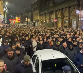 🎥 | WOW! Honderden Feyenoord-fans lopen gezamenlijk naar stadion in Glasgow