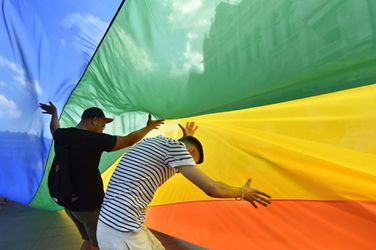 UEFA pakt regenboogvlaggen af van Oranjefans in Boedapest