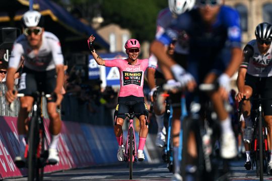 Primoz Roglic fietst roze trui binnen voor Jumbo-Visma in Rome, Mark Cavendish wint slotrit
