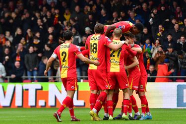 Go Ahead Eagles wint van zwaar gehavend Twente in verhitte wedstrijd
