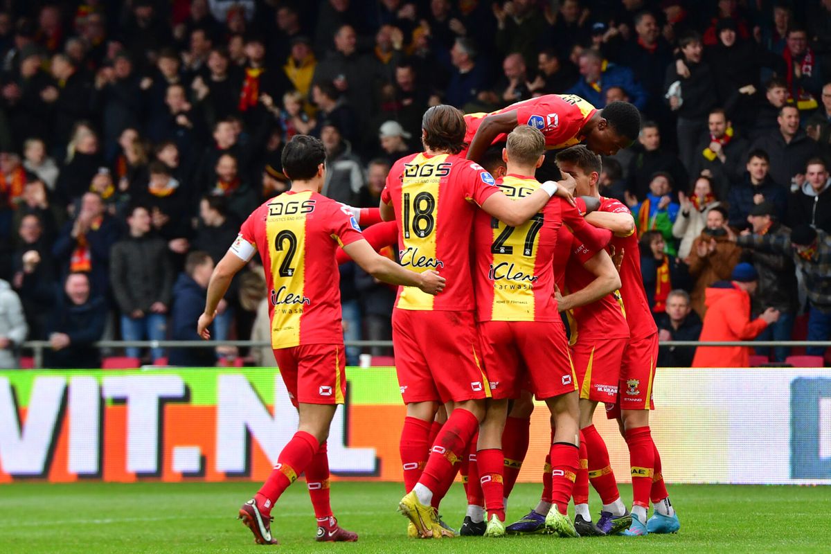 Go Ahead Eagles wint van zwaar gehavend Twente in verhitte wedstrijd