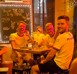 🍹 | Zo hoort het! F1-liefhebbers trakteren nietsvermoedende Mercedes-fans op Red Bull
