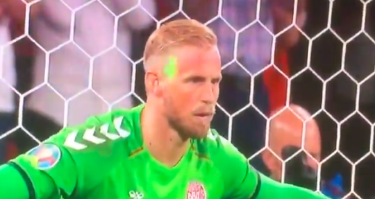 🎥 | Fan met laserpen probeerde Kasper Schmeichel af te leiden bij pingel Harry Kane