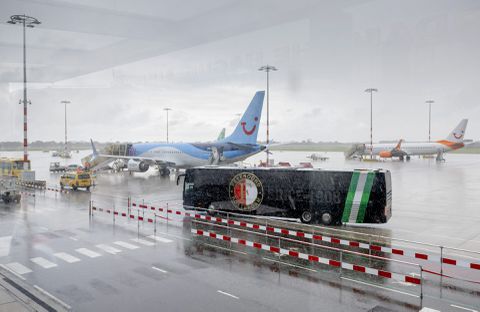 Grote fan zwaait als enige in zeiknat Rotterdam zijn Feyenoord uit: 'Bij winst wordt het gekkenhuis'