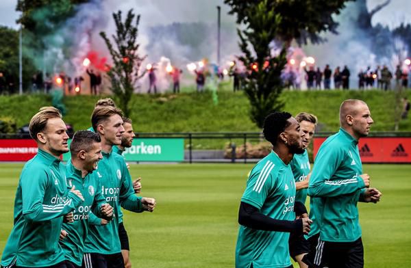 Premier Rutte ergert zich aan Feyenoord-fans: mogelijk maatregelen voor alle voetbalfans