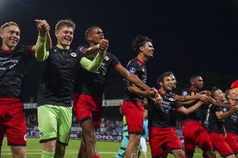 Excelsior flikt het weer: verslaat Vitesse tegen verhoudingen in en is Eredivisie-koploper