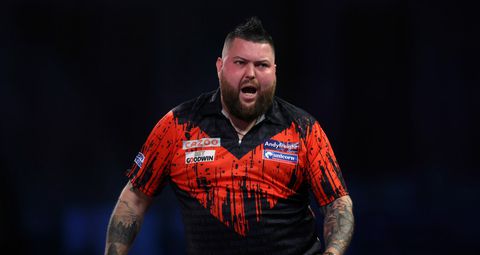 Michael Smith struikelt bijna over kleine Schindler, maar overleeft dartsthriller