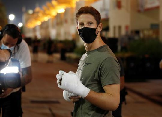 📸 | Romain Grosjean kan eindelijk het verband om zijn linkerhand afdoen en laat toegetakelde hand zien