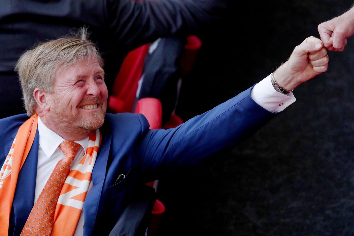 In de stemming komen: de leukste beelden van Oranje-fanboy Willem-Alexander