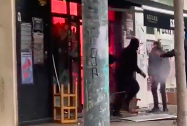 🎥 | Gemist? Razende Barça-hooligans gooien populaire 'Osasuna-bar' in Pamplona overhoop