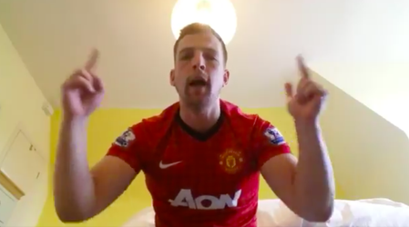 United-fan reageert op 'Salah-song' en brengt superslechte ode aan eigen verdedigers (video)