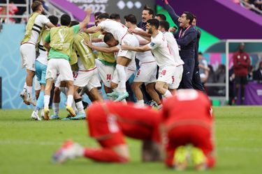 Rode kaart en late goals geven letterlijk kleur aan 0-2 overwinning Iran op Wales