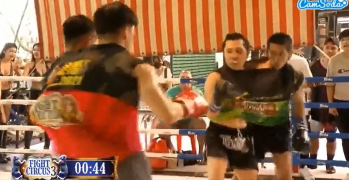 🎥 | Fight Circus heeft weer bizarre dingen: Siamees kickboksen en vechten in telefooncel
