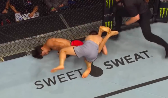 🎥 | MMA-knokker Jung Young Lee pijnigt opponent met DEZE akelige armklem