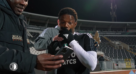 🎥 | Keeperstrainer Feyenoord zet Cyriel Dessers gigantisch voor schut met dikke panna