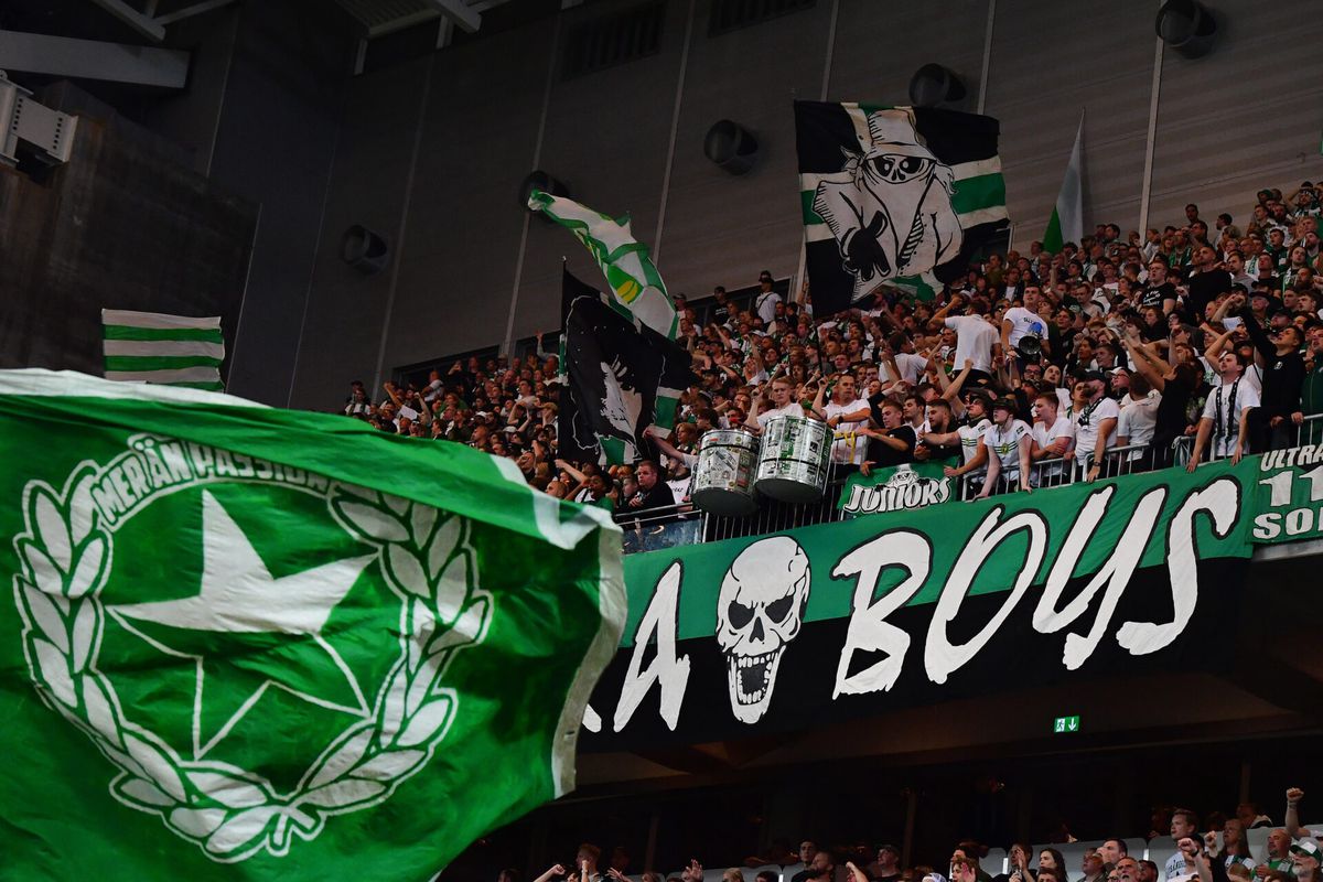 📸 | Geen Twente-fans in Stockholm, dus bekladden Hammarby-hooligans maar de ambassade🤷‍♂️ 