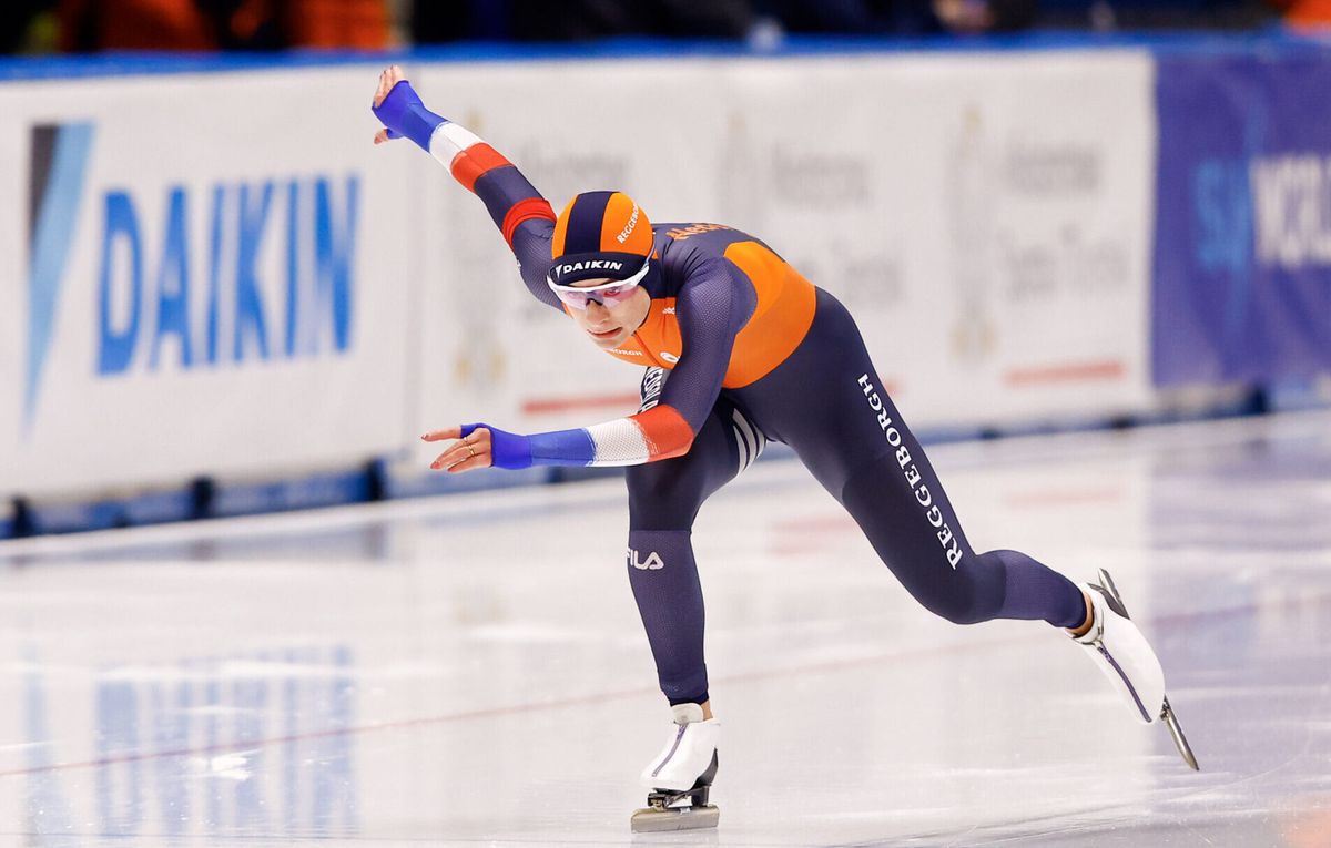 Femke Kok ziet dat Miho Takagi dikke seconde sneller is op de 1000 meter in Polen