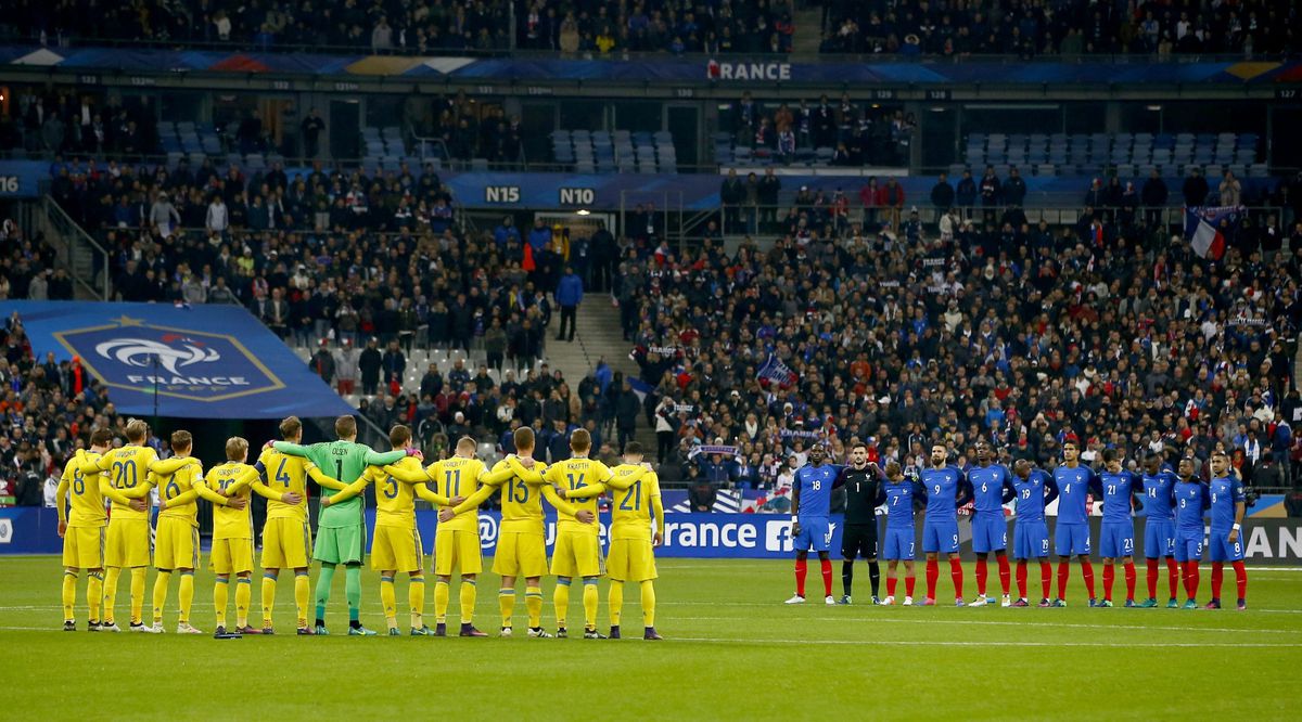 Indrukwekkende minuut stilte in Stade de France voor slachtoffers 'Parijs' (video)