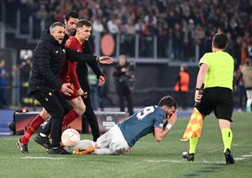 🎥 | WTF! Roma-assistent duwt Gimenez omver en krijgt rood