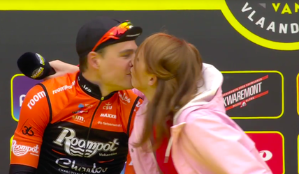 Belgische renner Stijn Steels krijgt onbedoeld een flinke zoen van presentatrice (video)