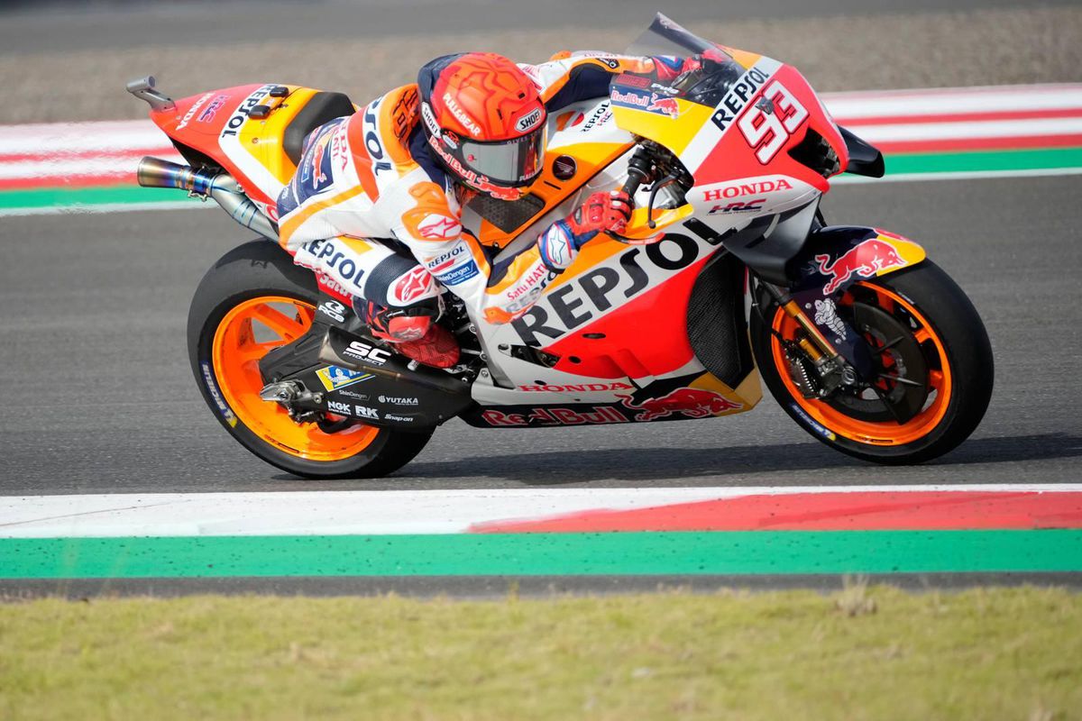 Marc Márquez ziet dubbel na crash in de warming-up van MotoGP in Indonesië
