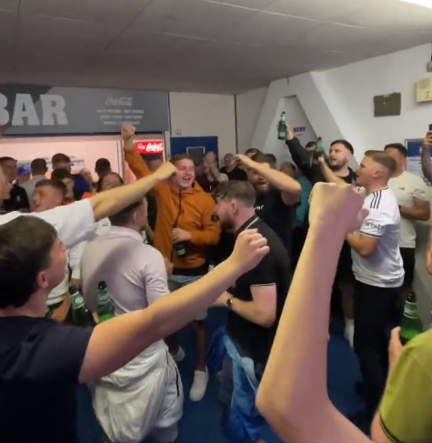 🎥 | Nederlanders van Leeds United worden toegezongen: 'Summerville, Struijk en Piroe!'