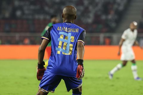 Comoren-invalkeeper gaat beroemd 'tape-shirt' veilen voor het goede doel