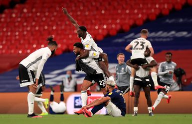 🎥 | Bizarre vrije trap bezorgt Fulham promotie naar de Premier League