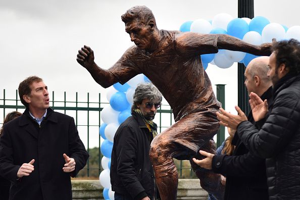 Dief jat hoofd, romp en armen van standbeeld Messi