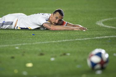 Gouden invaller Hoesen doet Zlatan en LA Galaxy pijn (video)