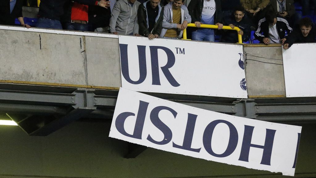 Arsenal-fans breken de boel af op White Hart Lane