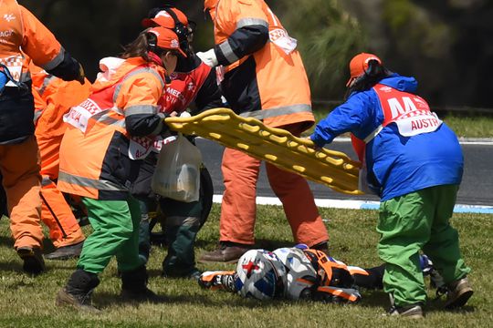 Heftig! Moto3-coureur wordt overreden na horrorcrash (video)