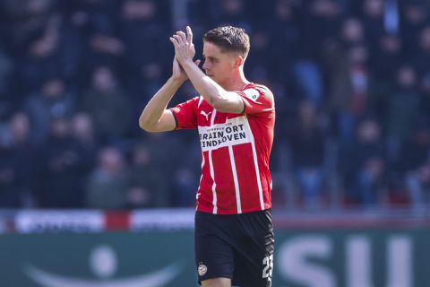 📸 | Volendammer Joey Veerman van PSV verkoopt verse vis op de Herdgang