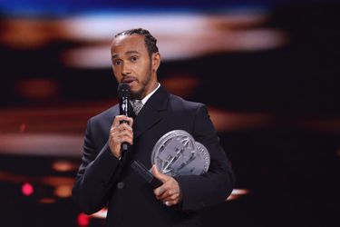 Boze Lewis Hamilton haalt 3e prijs op bij FIA gala: 'Is compleet onaanvaardbaar'