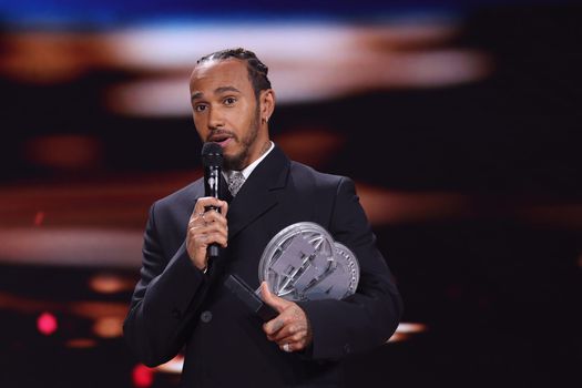 Boze Lewis Hamilton haalt 3e prijs op bij FIA gala: 'Is compleet onaanvaardbaar'